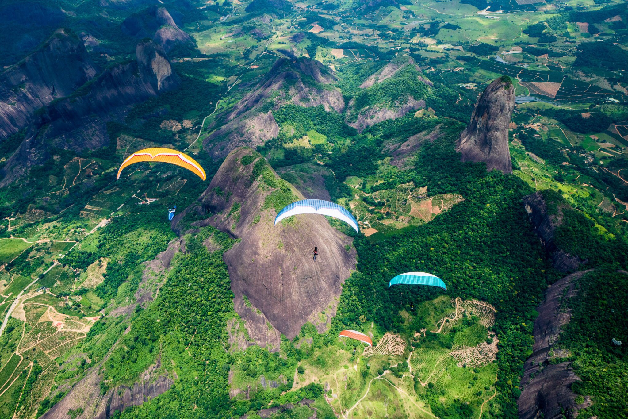 Team Gleitschirmfliegen in Pancas im tropischen Brasilien