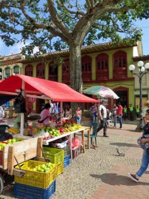 Farbiger Markt während Gleitschirmreise in Kolumbien