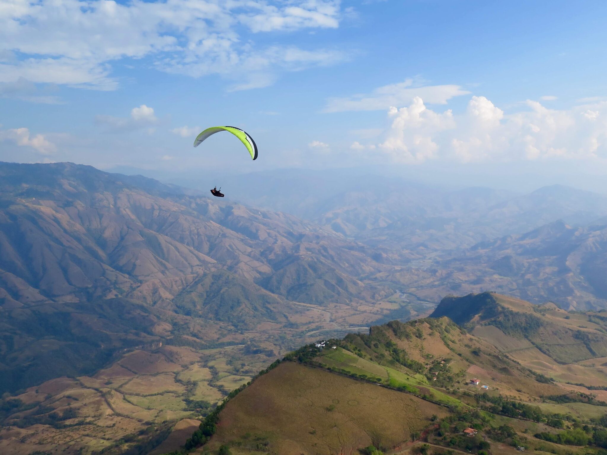 Thermik Gleitschirmfliegen in der Region LA Pintada in Kolumbien