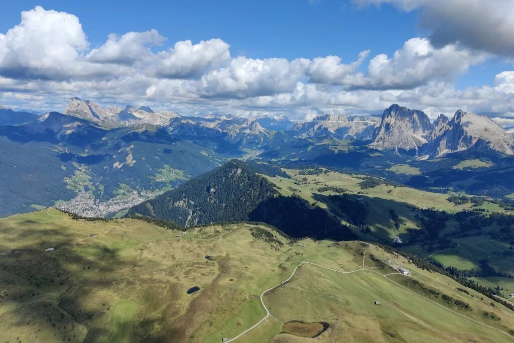 Thermik Gleitschirmflug über der Seiser Alm Dolomiten