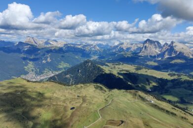 Thermik Gleitschirmflug über der Seiser Alm Dolomiten