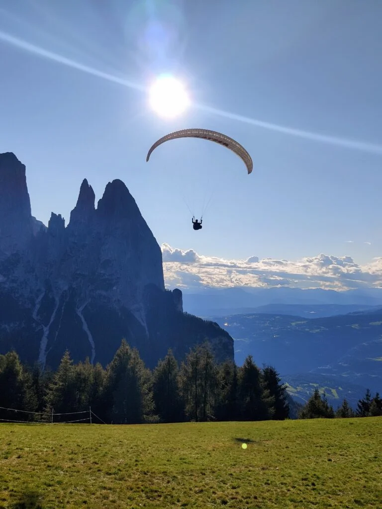 Gleitschirm Toplandung auf der Seiser Alm in den Dolomiten
