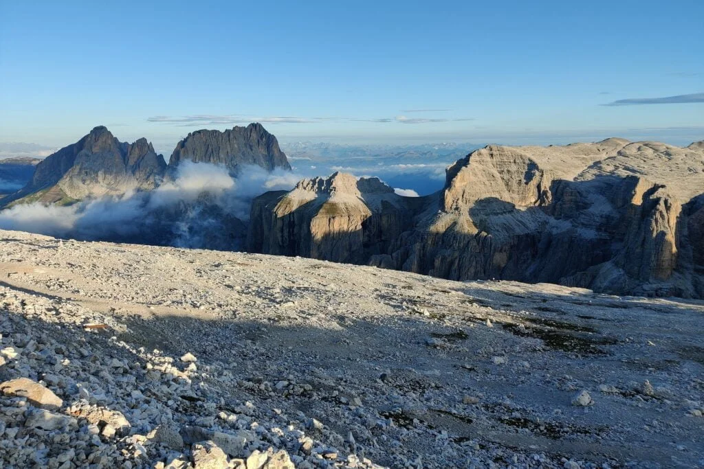 Morgenwanderung auf den Piz Pordoi während einer Gleitschirmreise in den Dolomiten