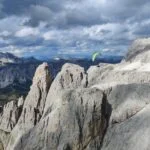 Gleitschirm beim Thermikfliegen an der Sellagruppe in den Dolomiten