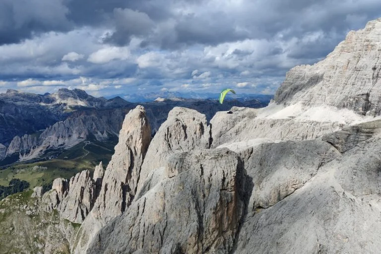 Gleitschirm beim Thermikfliegen an der Sellagruppe in den Dolomiten