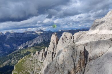 Paragliding an der Sella Gruppe in den Dolomiten in Italien