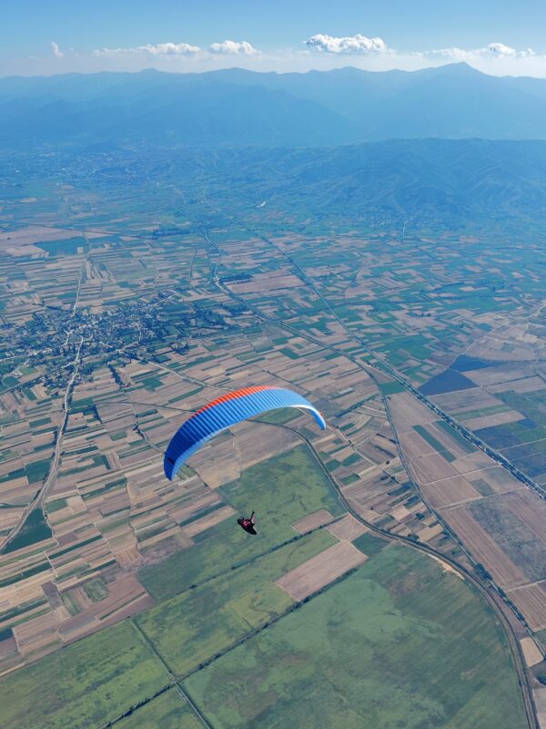 Paragliding Streckenflug über den Ebenen von Krusevo