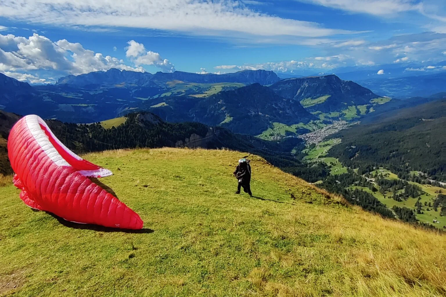 Gleitschirm Start von der Seceda in den Dolomiten