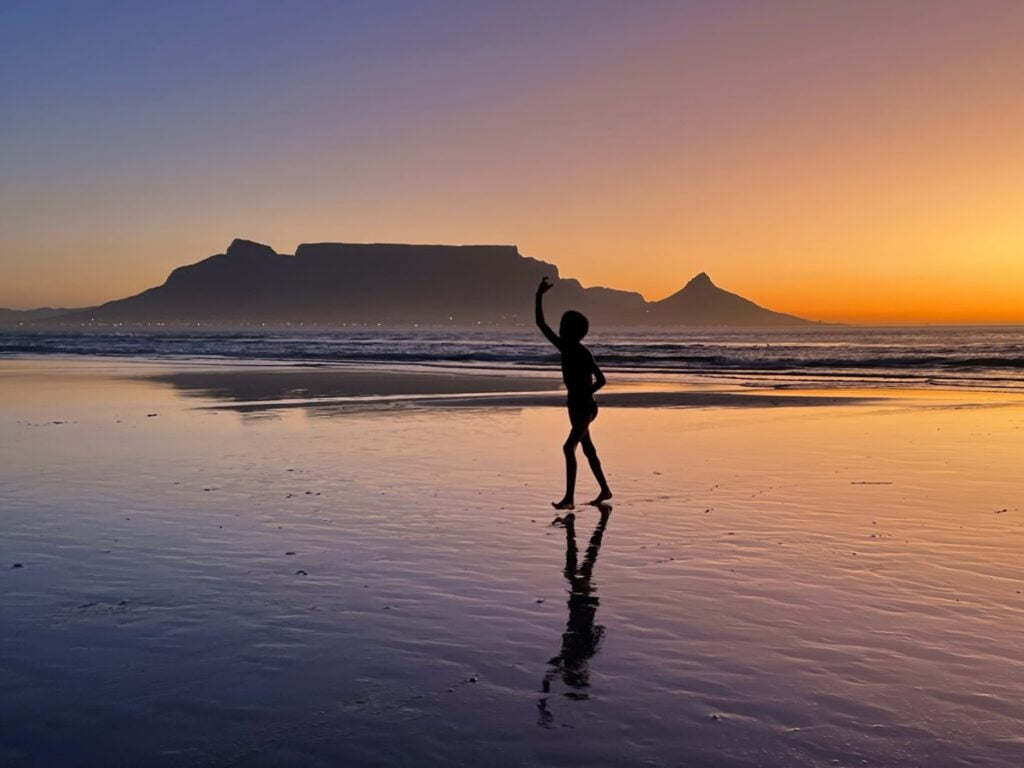 Gleitschirmferien in Südafrika bieten viel mehr als nur Fliegen. Hier ein typischer Sonnenuntergang vor dem Table Mountain