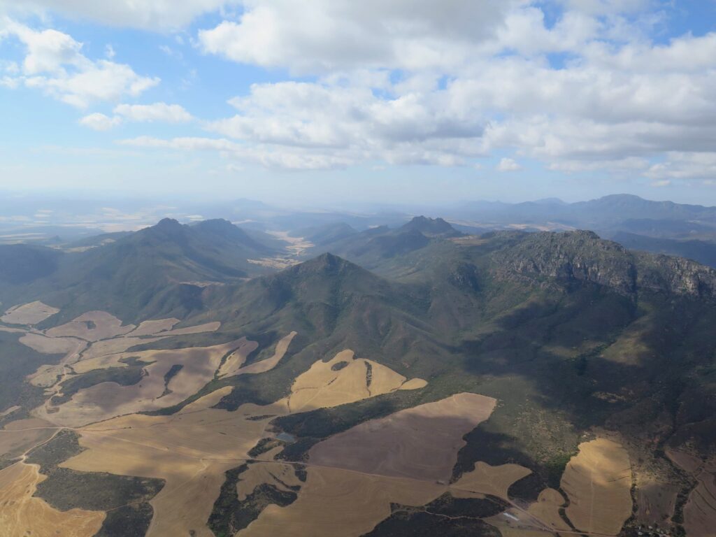 Sicht über die Berge bei Porterville während eines Gleitschirm XC Fluges in Porterville, Südafrika