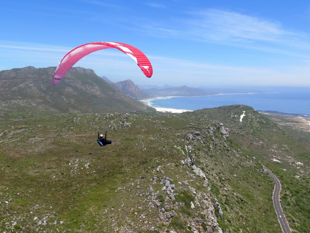 Gleitschirm Soaringflug entlang den Klippen an der Kaphalbinsel in Südafrika