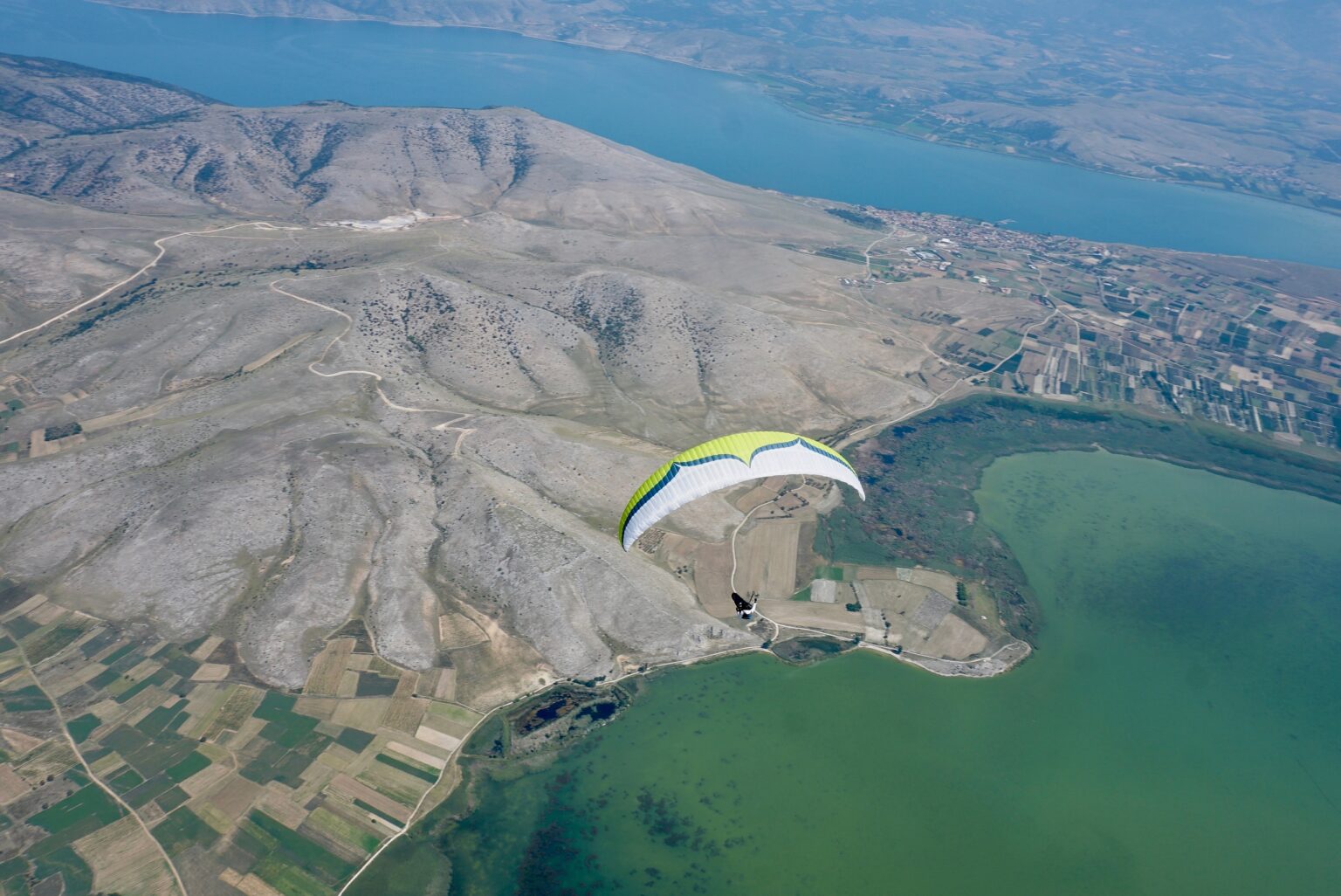 Paragliding zwischen Seen in Nordgriechenland während eines XC Camps von Flywithandy