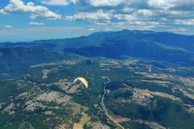 Gleitschirmfliegen im Norden von Griechenland während eines Streckenflug Seminars von Flywithandy