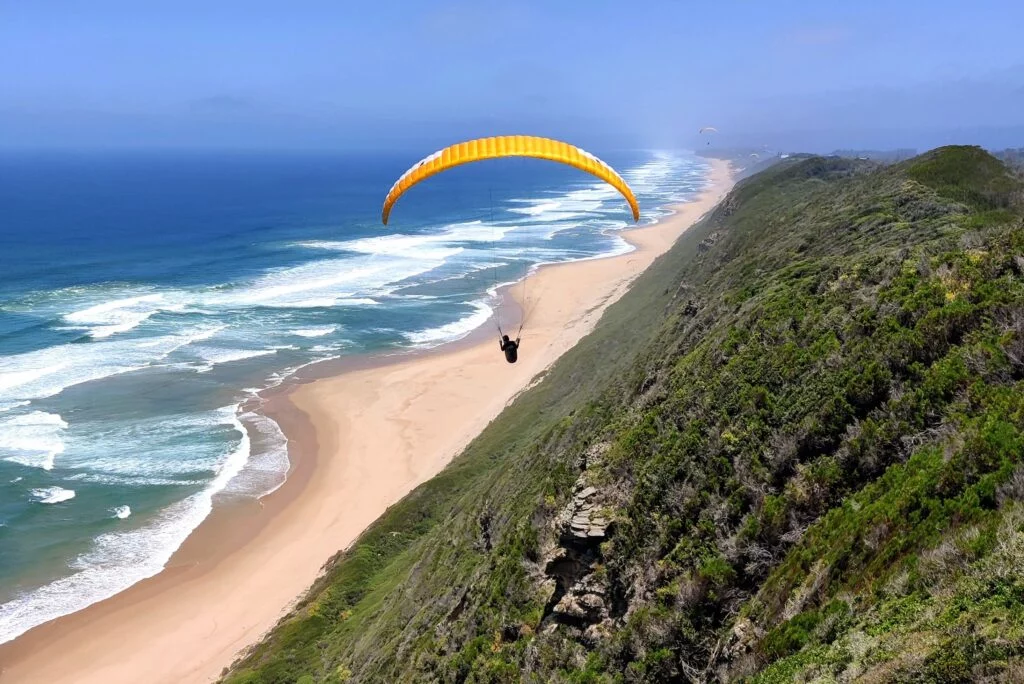 Paragleiten entlang der Paradise Ridge an der Garden Route in Südafrika