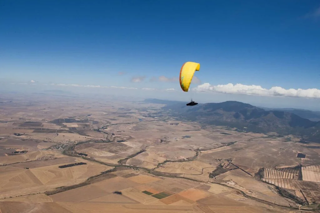 Hoch über den Flächen von Porterville während eines Gleitschirm Streckenfluges in Südafrika