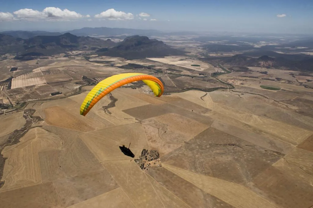 Gleitschirm Streckenflug über den trockenen Ebenen von Porterville in Südafrika