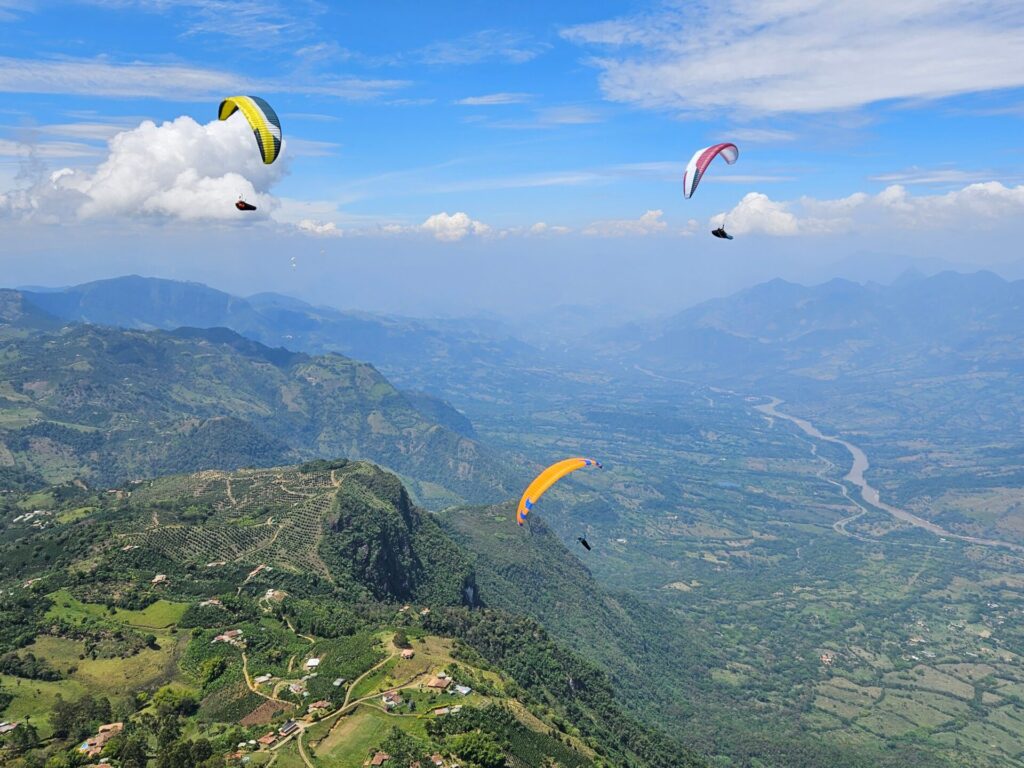 Gleitschirme auf einer Reise mit Flywithandy hoch über dem Cauca Tal bei Jerico