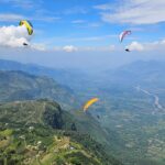 Gleitschirme auf einer Reise mit Flywithandy hoch über dem Cauca Tal bei Jerico